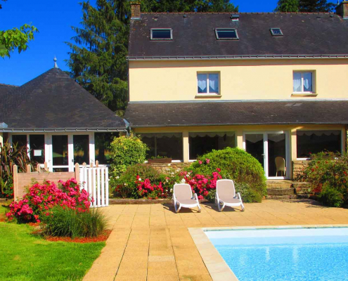 Location grand gîte de groupe avec piscine chauffée en Bretagne