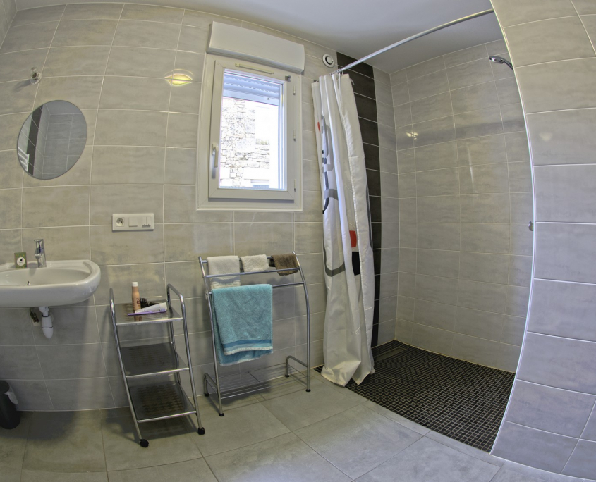 Salle de douche accessible PMR grand gîte en Bretagne