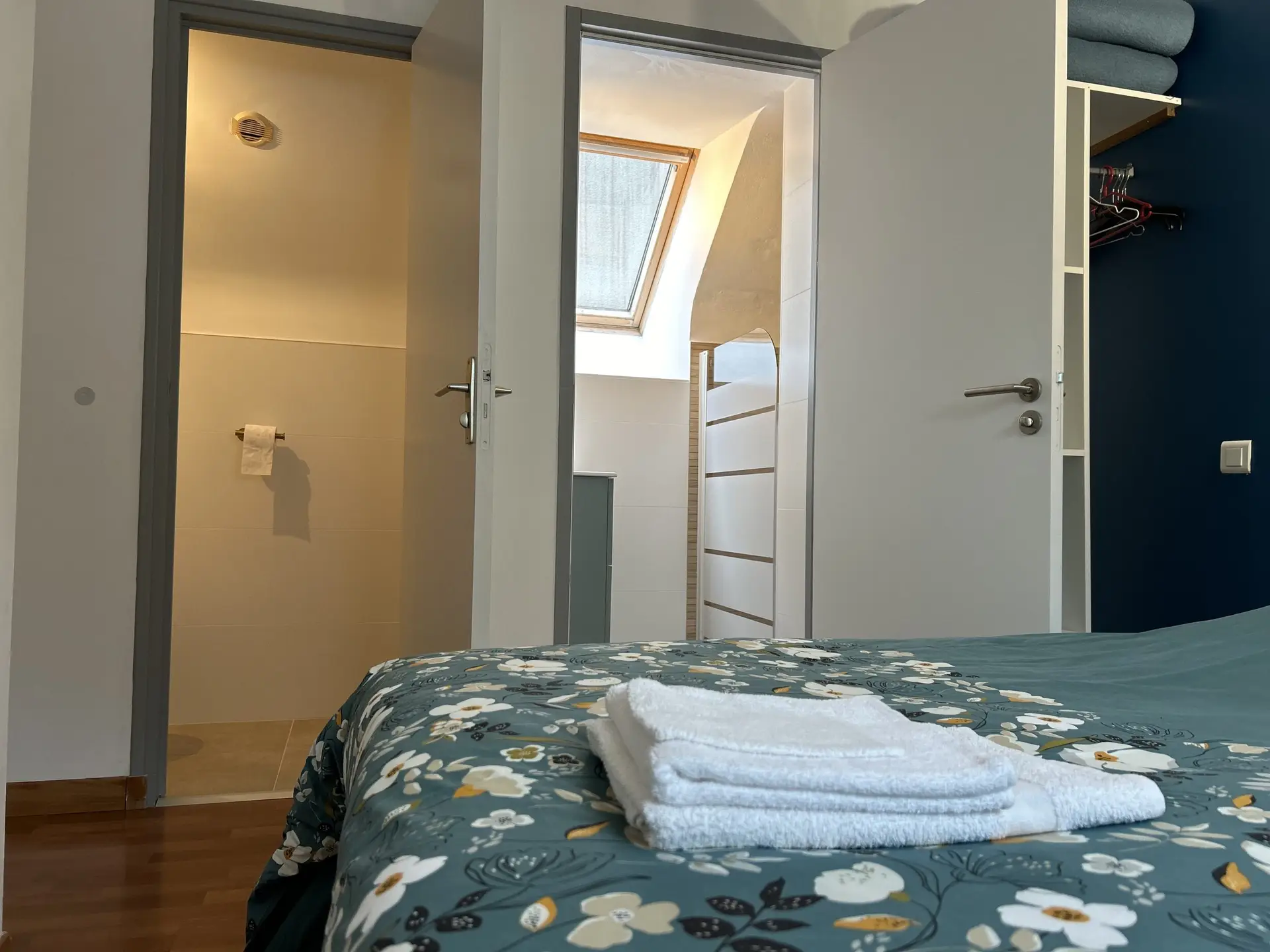 Chambre bleue du gîte Ty Anne avec sa salle d’eau privative