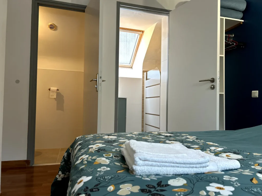 Chambre double du gîte de groupe avec salle d’eau et WC privatifs